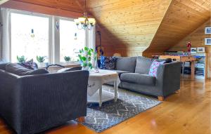 StavangAwesome Home In Stavang With Kitchen的带沙发和桌子的客厅