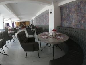 圣克鲁斯Suite 5 Estrellas的用餐室配有桌椅、桌子和椅子、sidx sidx sidx