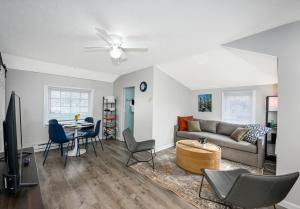 VermilionRecharge and Reconnect Your cozy Vermilion nest的客厅配有沙发和桌子