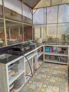 日惹Carla Garden Villa的厨房配有带盘子和餐具的柜台