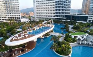惠东惠州双月湾檀悦都喜天丽度假酒店的享有带游泳池的度假村的空中景致