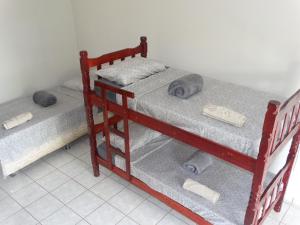 帕尔马斯Pedroca Hostel的小型客房配有两张双层床,