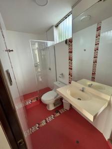 万查科Recreo Beach的浴室配有白色水槽和卫生间。