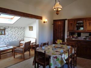 Saint-Haon-le-ChâtelGîte Saint-Haon-le-Châtel, 4 pièces, 6 personnes - FR-1-496-21的一间带桌子的用餐室和一间厨房