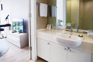 长沙长沙泊富辉盛名致服务公寓的白色的浴室设有水槽和镜子