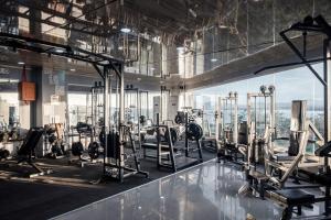 公主港阳光酒店的健身房拥有许多跑步机和机器