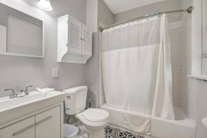 Clifton HeightsBeautiful Brand New Tower Grove Unit 1s的白色的浴室设有卫生间和水槽。