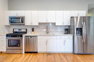 芝加哥Central Chicago Suite2 Access to Patio的厨房配有不锈钢用具和白色橱柜