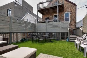 芝加哥Central Chicago Suite2 Access to Patio的一个带椅子、围栏和草地的庭院