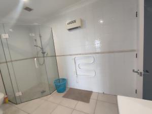 新普利茅斯Panoramic vista on burns的带淋浴和玻璃淋浴间的浴室