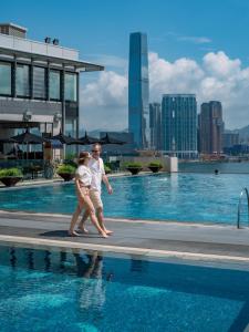 香港香港四季酒店的男人和女人在游泳池边走