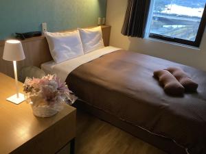 水户美图酒店的一间卧室配有一张带两个枕头的床