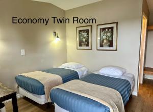 尤克卢利特西海岸海港汽车旅馆的配有两张床的房间,房间