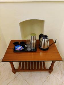 乌提Heaven Bungalow的一张木桌和咖啡壶