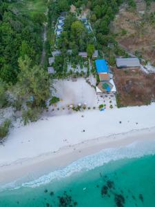 瓜隆岛Long Beach Resort Koh Rong的享有海滩空中美景和度假胜地