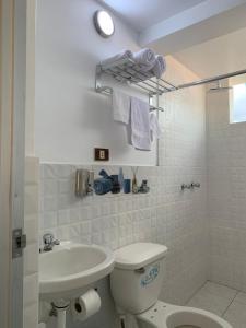 阿亚库乔PERLASCHALLAY的白色的浴室设有卫生间和水槽。