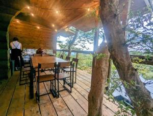 神户Renesto aHOLIDAYHOME - Vacation STAY 28000v的木桌和椅子,在树上甲板
