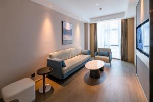 惠州惠州仲恺天益城亚朵酒店的客厅配有沙发和桌子