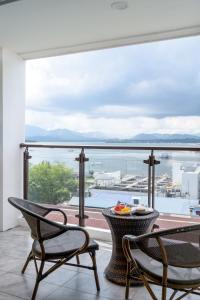 公主港阳光酒店的阳台配有桌椅,享有水景。