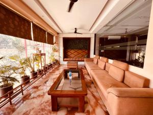哈里瓦The Tirath Palace Luxury Hotel In Haridwar的带沙发和咖啡桌的客厅