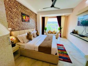 哈里瓦The Tirath Palace Luxury Hotel In Haridwar的一间卧室,卧室内配有一张大床