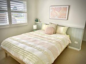 托克姆沃尔River Front on Hennessy的一间卧室配有一张带毯子的床和窗户