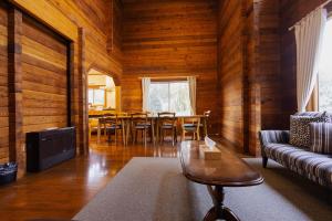 神户Renesto aHOLIDAYHOME - Vacation STAY 27980v的客厅配有沙发和桌子