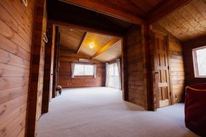 神户Renesto aHOLIDAYHOME - Vacation STAY 27980v的小屋内空空的木墙和门