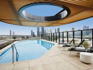 墨尔本Modern 2B APT BayViews*Pool*GYM的建筑物屋顶上的游泳池
