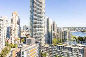 温哥华Vancouver Downtown Yaletown Collection Condo的城市空中景观高楼