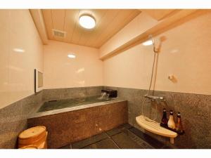 由布市Resort Yufuin - Grandpia Resort YUFUIN - - Vacation STAY 73396v的带淋浴、卫生间和盥洗盆的浴室