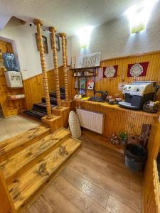 科普里夫什迪察Guest rooms Colorit的一间设有木墙和木楼梯的客房