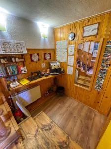 科普里夫什迪察Guest rooms Colorit的一间设有木墙的房间和商店里的柜台