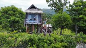 珀尼达岛Eco Tourist Dream Stay Tree House的两个人站在树屋