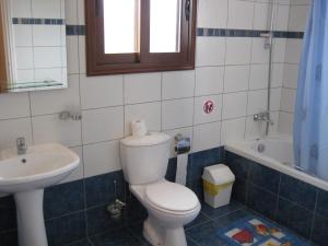 帕福斯Nayia Paradise Villa! Best Villa in Cyprus的浴室配有卫生间、盥洗盆和浴缸。