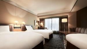 大阪大阪新大谷酒店的酒店客房设有两张床和窗户。