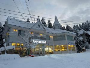 Nakamachiロマンスホテル（Romance Hotel）的建筑物前的雪地建筑