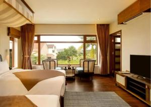 会安Hoi An Ocean Front Hotel的一间卧室设有一张床和一个大窗户