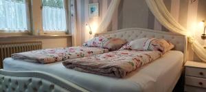 Oberhaverbeck达斯克莱恩兰德豪斯旅馆的卧室内的一张带两个枕头的床