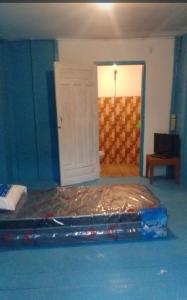 SijukTanjong Tinggi Cottage的一间卧室配有一张带铁 ⁇ 的床。