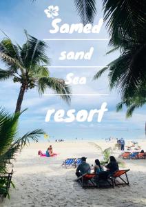 沙美岛Samed sand sea resort的一群人坐在沙滩上的椅子上