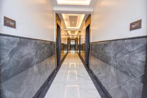浦那Vits Select Kharadi Pune的建筑的走廊,设有大理石地板和天花板
