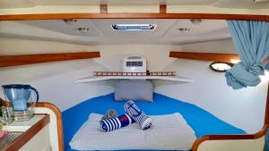 巴塞罗那Cozy private two rooms yacht in Barcelona - boat in Port Forum的船后的小房间