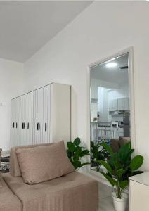 汝来Camelia Youth City Nilai Studio residence 5pax的带沙发和镜子的客厅