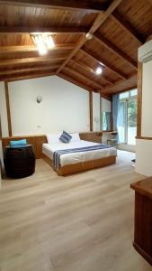 鹿谷乡溪头天品民宿的一间带一张大床的卧室,位于一个拥有木制天花板的房间