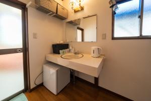 Akaikeグランドホテル成田空港的一间带水槽和镜子的浴室