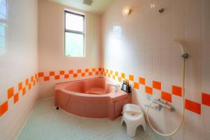 Akaikeグランドホテル成田空港的一间带粉色浴缸和卫生间的浴室