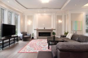 温哥华Dunbar Luxury Homestay的带沙发和壁炉的客厅