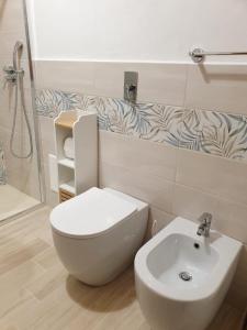 圣维托罗卡波Villetta Fiorita的浴室配有白色卫生间和盥洗盆。