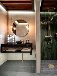 玛丽港阿尔基佩拉格酒店的带淋浴、盥洗盆和镜子的浴室